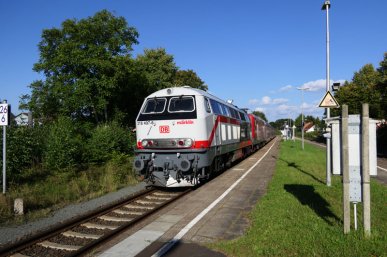 Ascheberg, 31.08.2021
218 497 schiebt 112 174 mit RE 83 (11129) von Kiel nach Lübeck.