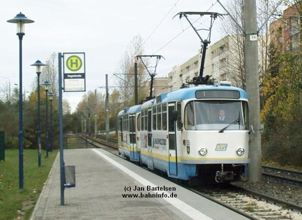 Am 10.11.2001 waren in Schwerin noch eine ganze Reihe Tatra-Züge im Einsatz. Das Bild zeigt einen Wagen auf der Linie 1 bei der Einfahrt in die End-Haltestelle Hegelstraße.