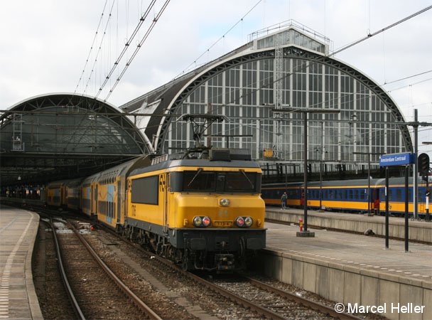 Die niederlÃ¤ndische Lok der Serie 1700 (hier die 1706) am 3 April in Amsterdam Centraal.