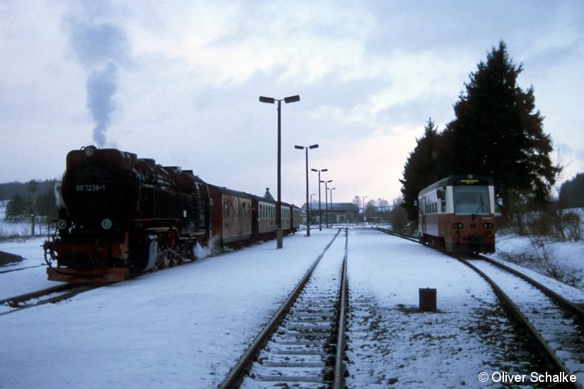 An einem kalten Winterabend prÃ¤sentieren sich in Stiege BR 99 7238-1 und der Dieseltriebwagen 187 018-7 auf dem Weg nach Nordhausen