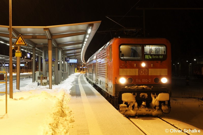 Am 13.02.2010 ist in Wittenberge der tiefe Winter dieses Jahres zu spÃ¼ren. Baureihe 114 010 ist der harte Einsatz anzusehen, welcher die anstehende Fahrt nach Berlin aber nicht hindern wird.
