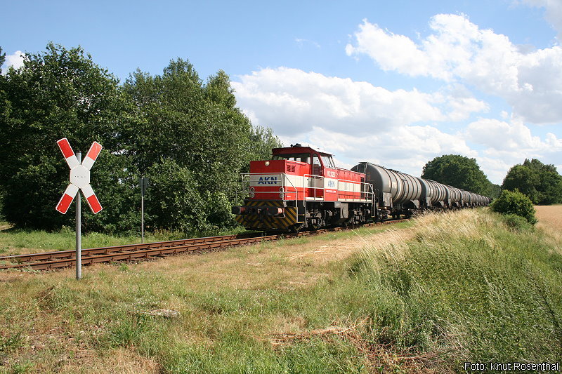 Fremde in der Prignitz: V 2.023 der AKN aus Hamburg brachte am 15. Juli 2010 einen Kesselwagenzug zum Anschluss der EOP Biodiesel in Falkenhagen, hier kurz vor dem ehemaligen Bahnhof von Falkenhagen.