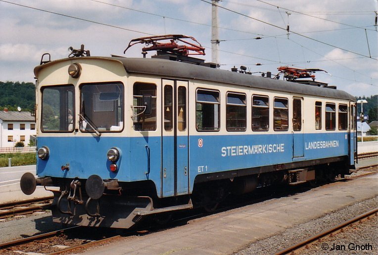 ET1 der SteiermÃ¤rkischen Landesbahn am 23.07.2010 in Feldbach. Auf der 1930 erÃ¶ffneten, mit 1800 Volt Gleichstrom elektriffizierten Strecke Feldbach - Bad Gleichenberg setzt die SteiermÃ¤rkische Landesbahn 2 Elektro-Triebwagen mit den Nummern ET1 und ET2 ein. Beide ET sind seit ErÃ¶ffnung der Strecke Feldbach - Bad Gleichenberg im Jahre 1930 auf dieser Strecke im Einsatz und wurden seitdem mehrfach modernisiert, wobei ET2 noch hÃ¤ufiger modernisiert worden ist als ET1. Im Laufe der Zeit hat sich der hÃ¤ufiger modernisierte ET2 als Stammfahrzeug fÃ¼r die Strecke Feldbach - Bad Gleichenberg heraus gebildet, wÃ¤hrend der weniger modernisierte ET1 zum Reservefahrzeug geworden ist, welches nur noch bei Ausfall des ET2 zum Einsatz kommt. So auch am 23.07.2010, als ET2 zur Revision in der Werkstatt weilte.
Falls die Steierischen Ostbahn Graz - Fehring - SzentgotthÃ¡rd elektriffiziert wird, soll auch die Strecke Feldbach - Bad Gleichenberg von 1800 V= auf 15 kV~ / 16 2/3 Hz umgestellt werden. In diesem Fall sollen die von 1930 stammenden ET1 und ET2 durch Stadler GTW 2/6 ersetzt werden.