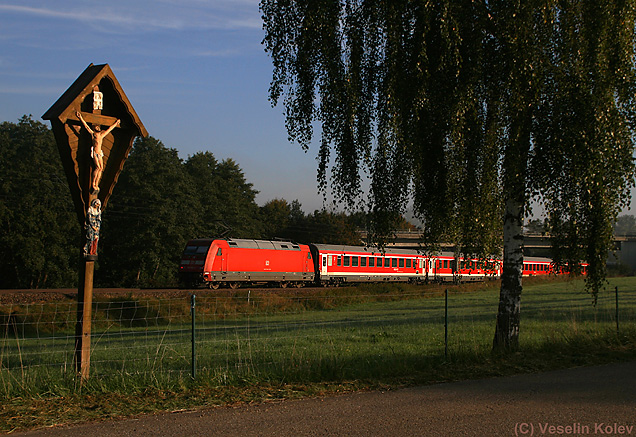 Das ist bayerische Beschaulichkeit und bayerische Geschwindigkeit: Im Vordergrund ein Marterl und eine Birke, dahin der MÃ¼nchen-NÃ¼rnberg-Express, Deutschlands schnellster Regionalzug. Aufgenommen in Uttenhofen am 22.09.2010.