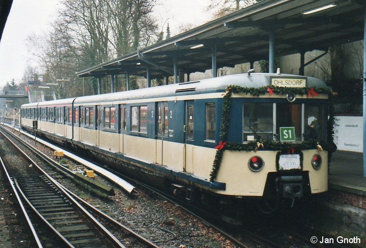 471 062 als Weihnachts-S-Bahn am 04.12.2004 in Blankenese. Es war der letzte Einsatz des 471 062 als Weihnachts-S-Bahn, bevor einige Tage später am 08.12.2004 die Frist abgelaufen ist und 471 062 mit ungewisser Zukunft abgestellt werden musste. 2005 wurde die Hamburger Weihnachts-S-Bahn mit 470 128 gefahren und 2006 wurde die Weihnachts-S-Bahn mit 472 247 gefahren, da 471 082 zu diesem Zeitpunkt noch nicht zur Verfügung gestanden hat. Seit 2007 kommt 471 082 als Weihnachts-S-Bahn zum Einsatz, so auch in diesem Jahr.