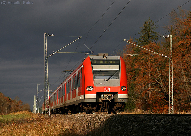 Der Wetterumschwung ist sehr nahe: Ein 423er der MÃ¼nchner S-Bahnen ist am 6.11.2010 auf der Linie S3 in Richtung Holzkirchen unterwegs. Kurz vor Sauerlach wurde diese Szene auf den Chip gebannt.