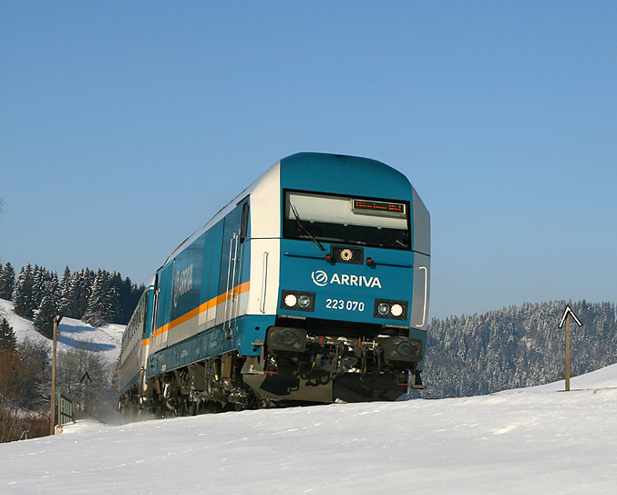 Ein sonniger Wintertag im AllgÃ¤u: Im Bild ALEX-Lok 233 070 am 23. Januar 2011 in der NÃ¤he von Oberthalhofen.