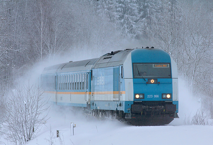 Neuschnee im AllgÃ¤u. Da die ZÃ¼ge im Abschnitt Immenstadt - Oberstaufen relativ schnell fahren, entstehen Schneewolken. Dies ist ein ALEX-Zug bei Ratholz am 30.12.2011.