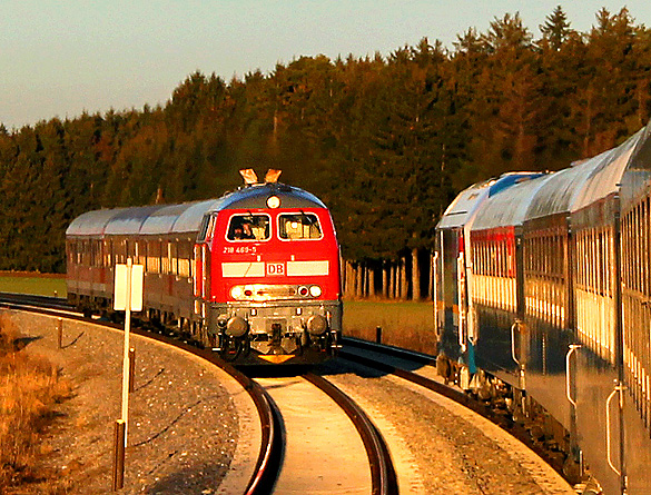 Am 27.12.2011 begegnen sich zwischen Kaufbeuren und Buchloe ein ALEX-Zug und ein Regionalzug. Das Nachmachen eines solchen Fotos wird aufgrund des Fahrtwinds nicht empfohlen.