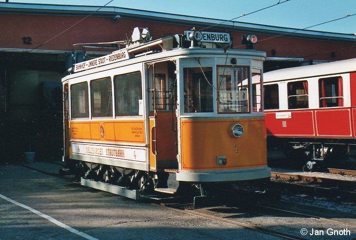 Von 1909 bis 1940 betrieb die Salzburger Lokalbahn in der Salzburger Innenstadt auch eine klassische Straßenbahnlinie, die sogenannte gelbe elektrische, die wegen der gelb-weißen Farbgebung der Wagen im Volksmund auch 