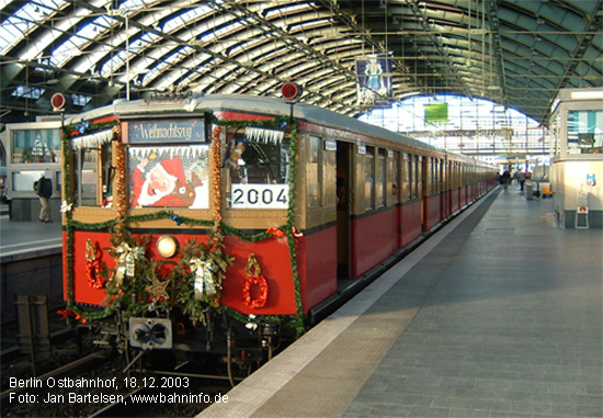 Im Jahr 2003 war noch ein Weihnachtszug der Berliner S-Bahn unterwegs, hier aufgenommen am 18.12.2003 am Ostbahnhof, wo er bereits Werbung für 2004 anzeigte.