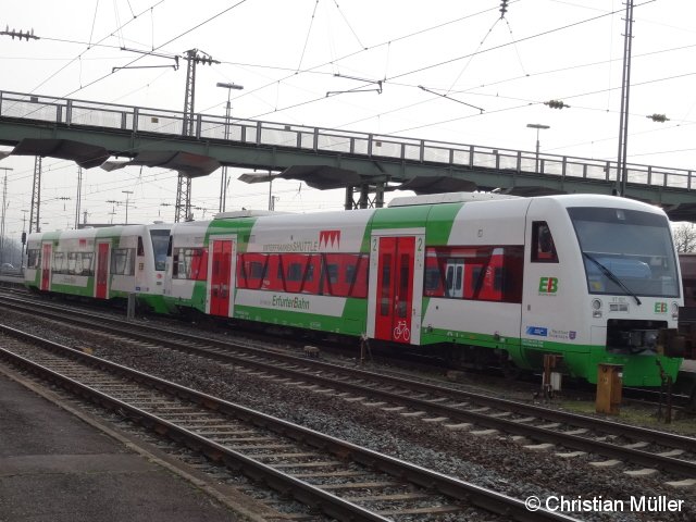 Zwei Regio-Shuttle der Erfurter Bahn am Schweinfurter Hauptbahnhof am 21.3.2015. Am Fahrzeug rechts im Bild spiegelt sich ein Triebzug der Baureihe ET 440.