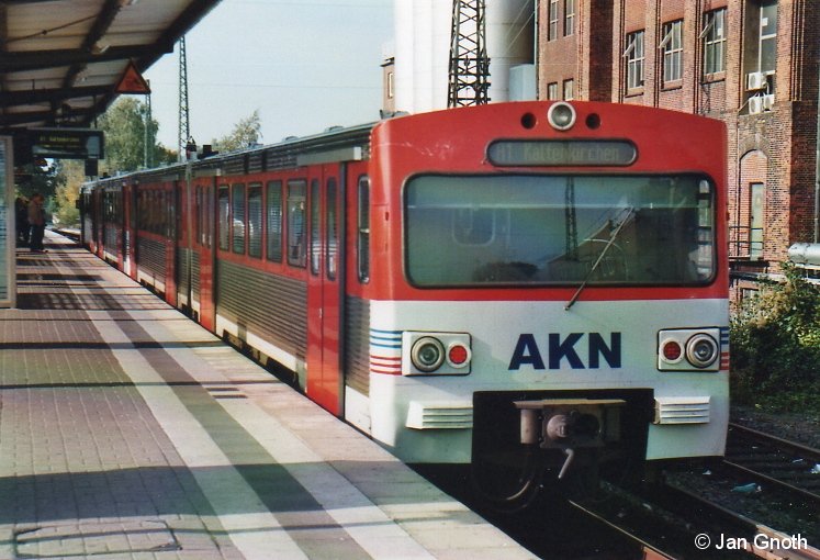 WÃ¤hrend des Wartens auf den Uerdinger Schienenbusses der AKN am 14. verkehrshistorischen Tag am 05.10.2014 entstand auch dieses Bild eines modernisierten VT2E in Eidelstedt. Seit 1976 hatten die VT2E das Bild der A1 entscheident geprÃ¤gt und waren seitdem regelmÃ¤ÃŸig in Eidelstedt anzutreffen.