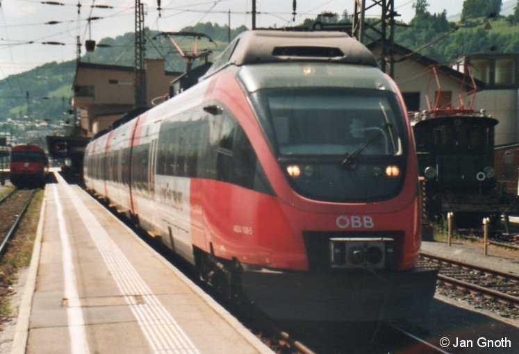 Die meisten UmlÃ¤ufe der Salzburger S-Bahnlinie 3 werden mit 3-teiligen Talenten der Baureihe 4023 gefahren, doch einige wenige werden auch mit 4-teiligen Talenten der Baureihe 4024 gefahren. Auf dem Bild vom 17.07.2013 hat einer der wenigen 4-teiligen Talente der Baureihe 4024 auf der S3 den sÃ¼dlichen Endpunkt der S3 Schwarzach-St.Veit auf einem seitlichen Stumpfgleis erreicht und wird von diesem aus nach einem rund 45-minÃ¼tigen Aufenthalt nach Freilassing zurÃ¼ck fahren. Links im Hintergrund steht ein aus Cityshuttle-Wagen gebildeter REX mit Steuerwagen am Zugschluss zur Abfahrt nach WÃ¶rgl bereit, rechts im Hintergrund steht die historische 1245 514 im FreigelÃ¤nde des benachbarten Tauernbahnmuseums ausgestellt.