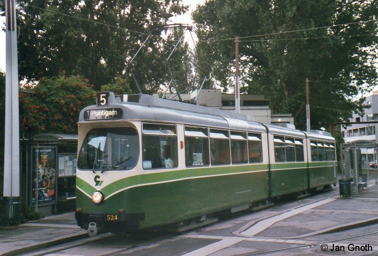 In den Jahren 1988-91 Ã¼bernahmen die Grazer Verkehrsbetriebe unter den Nummern 521-537 17 DÃ¼wag GT8 des Typs Mannheim der Baujahre 1971-74 gebraucht von den Duisburger Verkehrsbetrieben, welche sich von den 1978 fÃ¼r die Grazer Verkehrsbetriebe gebauten 10 Wagen gleichen Typs der Nummern 501-510 nur geringfÃ¼gig unterscheiden. AuffÃ¤lligtse Unterscheidungsmerkmale der 520er gegenÃ¼ber den 500ern sind der Linienfilmkasten auf dem Dach und die Spannpufferkupplung unten; beide Merkmale fehlen bei den 500ern. Seit 2010 beschaffen die Grazer Verkehrsbetriebe 45 Stadler Variobahnen mit den Nummern 201-245, um damit die Serien 260, 290, 500, 520 und 580 zu ersetzen. Bilder wie diese, wo der ex. Duisburger GT8 524 am 23.07.2010 am nÃ¶rdlichen Endpunkt der Linie 5 in Andritz zur nÃ¤chsten Abfahrt nach Puntigam bereit steht, werden somit der Vergangenheit angehÃ¶ren.