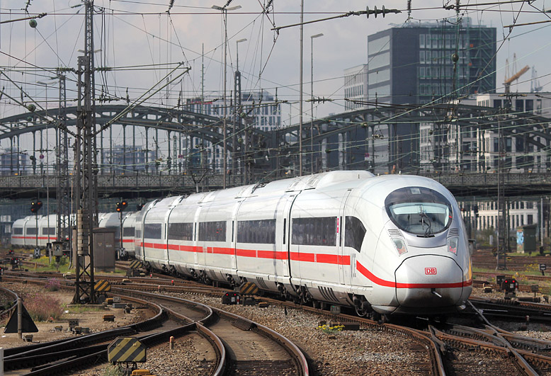Am 9.10.2015 verlÃ¤sst ein Velaro-D den MÃ¼nchner Hauptbahnhof in Richtung Dortmund.