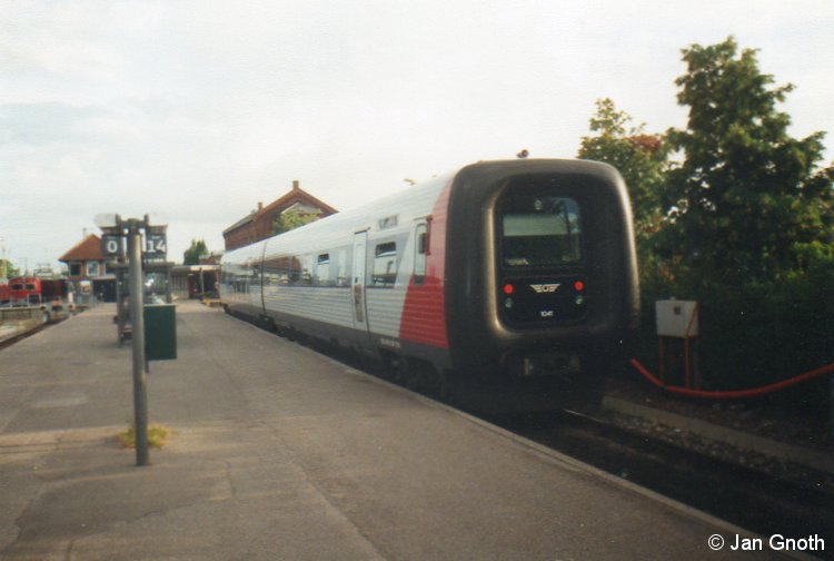 Im Jahr 1997 beschaffte die nÃ¶rdlich von Kopenhagen gelegene Gribskovbahn einige von den Fernverkehrs-Dreiteilern der Baureihe MF abgeleitete Zweiteiler in NahverkehrsausfÃ¼hrung mit Niederflurteil im Steuerwagen. Auf dem Bild vom Sommer 2000 ist ein solcher Nahverkehrs-Zweiteiler von Tisvildeleje kommend in HillerÃ¸d angekommen und wird gleich in die Abstellanlage aussetzen. Mit EinfÃ¼hrung der Alstom Coradia LINT 41 in den Jahren 2006-07 wurden die IC2 an die Odsherreds-, HÃ¸ng-TÃ¸llÃ¸se-, und Lollandsbahn abgegeben und die Y-togene (Uerdinger Schienenbusse der 2. Generation der Baureihe ML) ausgemustert.