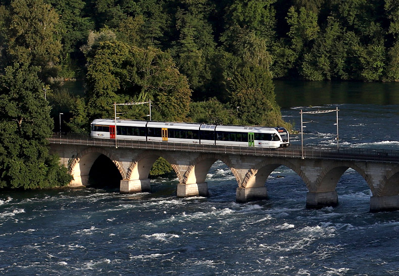 Am 8.08.2016 Ã¼berquert eine S-Bahn den Rhein bei Schaffhausen.