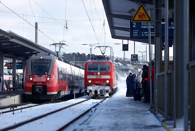 Am 5.01.2017 macht 120 157 mit einem Intercity von NÃ¼rnberg nach Karlsruhe in Ansbach Station.