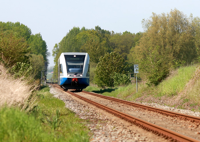 Bis Dezember 2017 bediente die Usedomer BÃ¤derbahn die Strecke von Velgast nach Barth. Die Aufnahme entstand nÃ¶rdlich von Velgast am 18.05.2017.