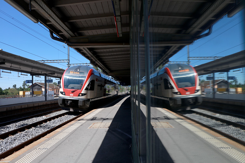 Ein Regionalzug der Schweizerischen Bundesbahnen macht am 18.06.2017 in Palezieux Station.