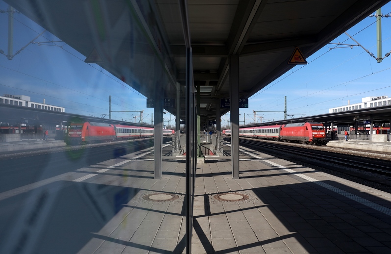 Am 2.04.2018 bestand Railjet 111 ausnahmsweise aus einer Sandwichgarnitur. Die Aufnahme entstand am Münchner Ostbahnhof.