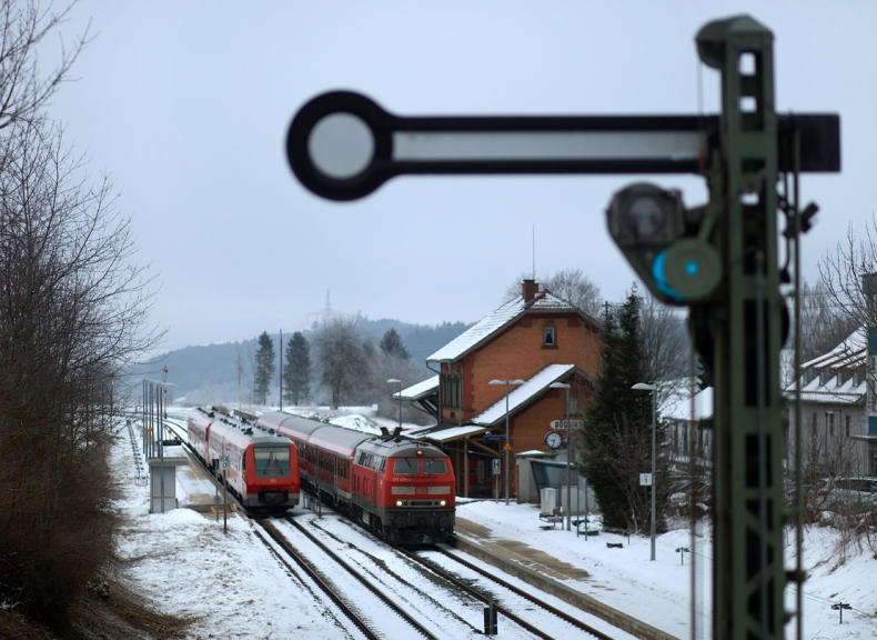 Mittlerweile ist sowohl der Einsatz von Dieselfahrzeugen als auch die mechanische Stellwerkstechnik auf der HÃ¶llentalbahn Geschichte. Am 13.02.2018 begegnen sich hier eine 218 mit n-Wagen sowie ein 611er.