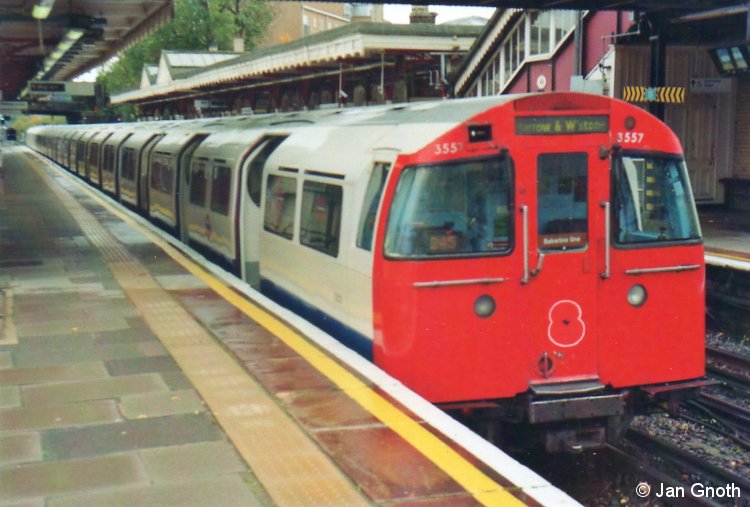 Die auf der Bakerloo-Line eingesetzte Kleinprofil-Baureihe T-1972 ist die derzeit Ã¤lteste im Einsatz befindliche Baureihe bei der Londoner Underground. Am 09. November 2018 steht ein solcher T-1972 am nÃ¶rdlichen Endpunkt der Bakerloo-Line in Harrow & Wealdstone zur Abfahrt nach Elephant & Castle bereit. 