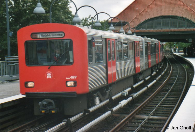 Im Sommer 2009 kamen wegen einer Streckensperrung zu den Bauarbeiten zum Linientausch von U2 und U3 am Berliner Tor nochmals wieder DT2 auf den nicht davon betroffen Streckenabschnitten zum Einsatz; hier beim Halt in Mundsburg.
