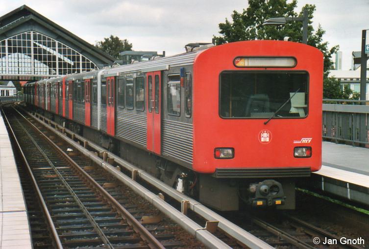 Wegen einer Streckensperrung zu den Bauarbeiten fÃ¼r den Linientausch von U2 und U3 am Berliner Tor kamen im Sommer 2009 nochmals DT2 auf den davon nicht betroffenen Abschnitten zum Einsatz, hier beim Halt in Hamburger StraÃŸe.