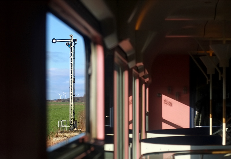 Warten auf die Zugkreuzung im Betriebsbahnhof Lehnshallig auf der Marschbahn. Blick aus dem Fenster des Bordbistros eines Intercitys am 3.02.2019