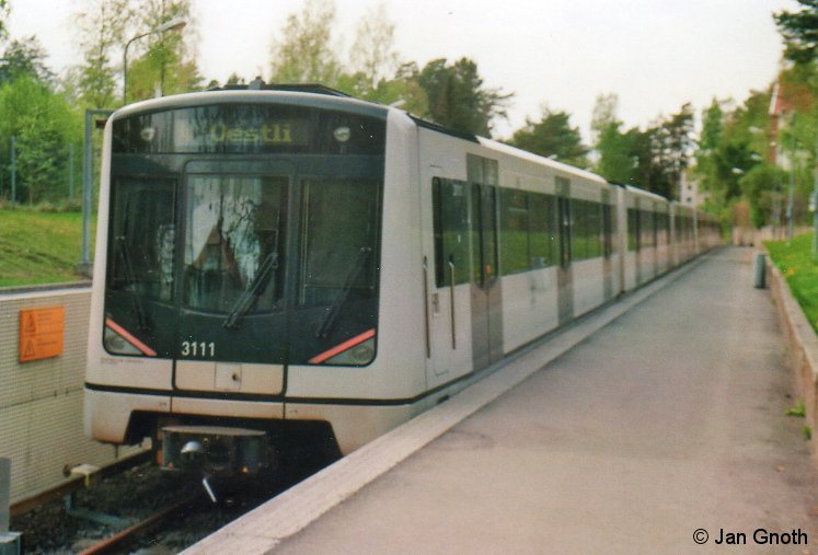 MX 3011 steht am 03.05.2019 am sÃ¼dlichen Endpunkt der Linie 4 in Bergkrystallen zur Abfahrt Ã¼ber den Ring nach Vestli bereit.