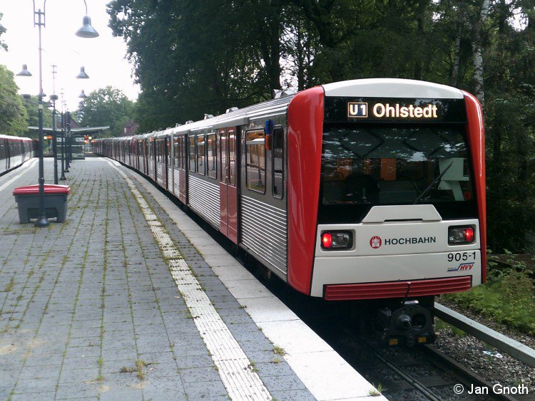 Wegen der Streckensperrung zwischen Ohlsdorf und Langenhorn-Markt durch die Sommerferien 2019 kamen auf dem Abschnitt Ohlsdorf - Ohlstedt/GroÃŸhansdorf wieder mehr DT3 zum Einsatz. Hier setzt im Juli 2019 ein in Hennigsdorf zum DT3N modernisierter Zugverband mit 905 am Zugschluss in Ohlstedt in die Kehranlage aus.