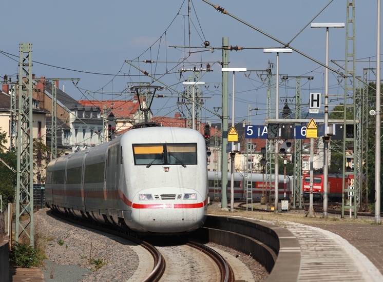 Ein ICE 1 fÃ¤hrt in den Bahnhof Frankfurt SÃ¼d ein - Ersatzhalt fÃ¼r Frankfurt Hauptbahnhof wegen Bauarbeiten an diesem 31.08.2019.