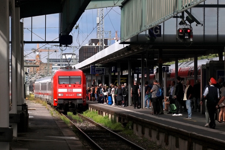 Einfahrt eines Intercitys in den Stuttgarter Hauptbahnhof, 15.08.2019