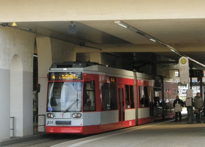 2018, StraÃŸenbahn Halle: Ein Gelenktriebwagen vom Typ MGT6D,  Bj 1998, von Bombardier hÃ¤lt unter der EisenbahnunterfÃ¼hrung an der Haltestelle Hauptbahnhof.