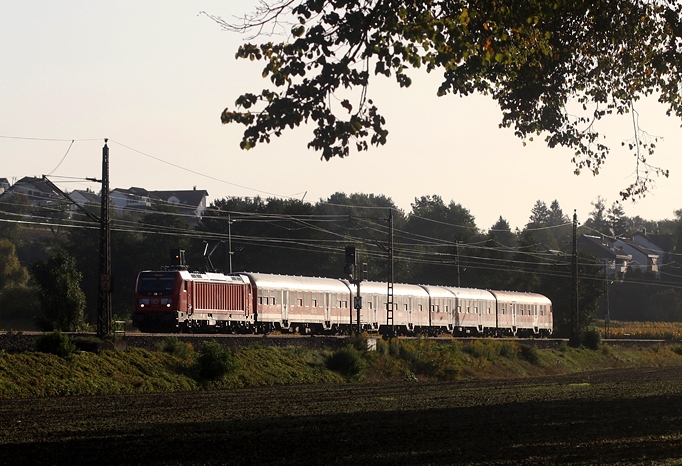 Eine Regionalbahn mit n-Wagen ist am 19.09.2019 bei Ebersbach(Fils) unterwegs