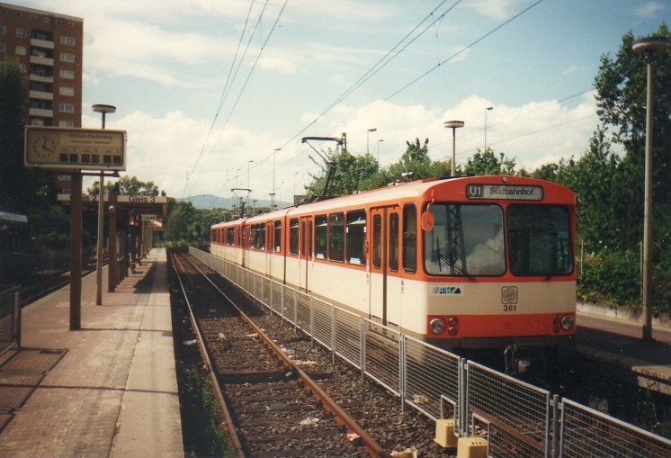 U2 381 steht im Mai 1997 in Ginnheim zur Abfahrt nach SÃ¼dbahnhof bereit.