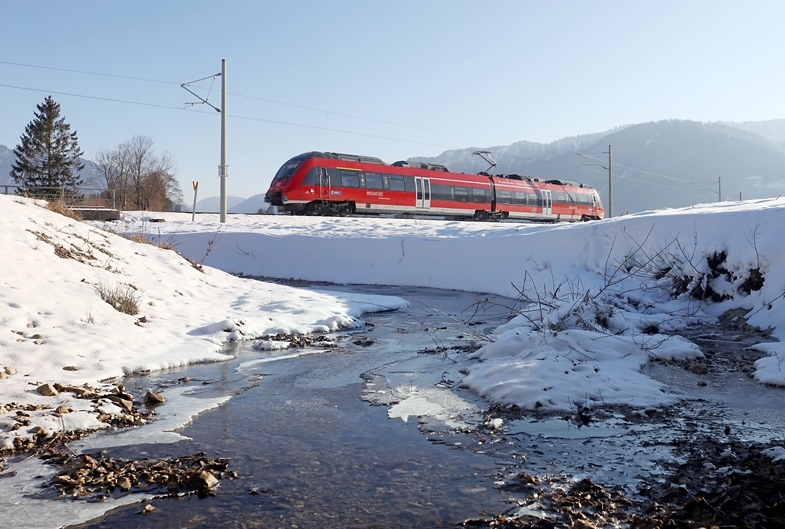 Die Werdenfelsbahn im verschneiten Ammergauer Land am 10.01.2021 bei Unterammergau
