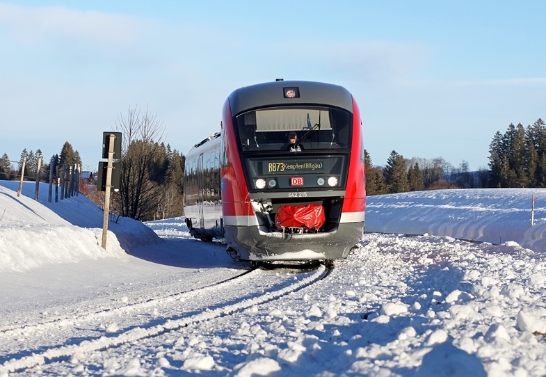 Winter im AllgÃ¤u: Ein Desiro-Triebwagen der Reihe 642 erreicht am 24.01.2021 das verschneite Wertach-Haslach