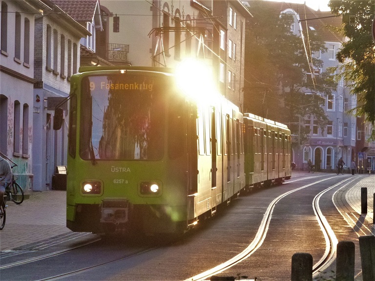 Ein TW 2000 Fahrzeug auf der Linie 9 glÃ¤nzt in der Abendsonne, kurz nach Verlassen der Haltestelle NieschlagstraÃŸe auf dem Weg in die Innenstadt von Hannover.