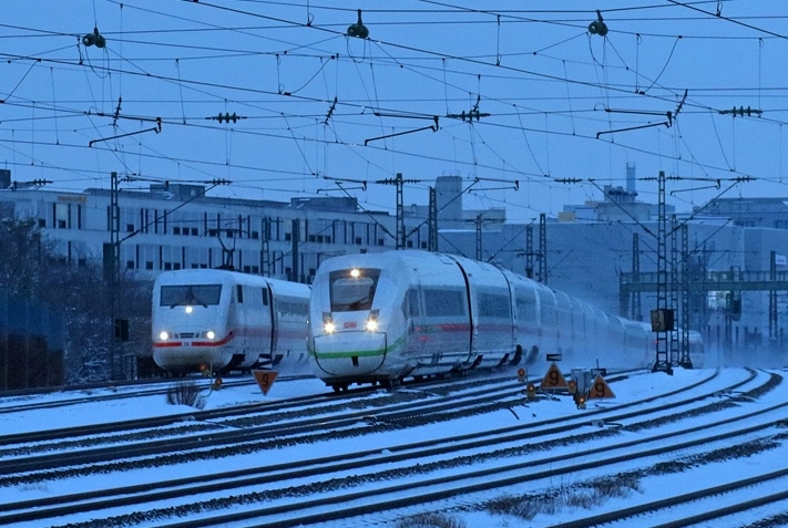 Wettrennen: Am 22.01.2023 fahren ein ICE 1 und ein ICE 4 am Hirschgarten parallel. In Kürze erreichen beide Züge die Endstation München Hbf.