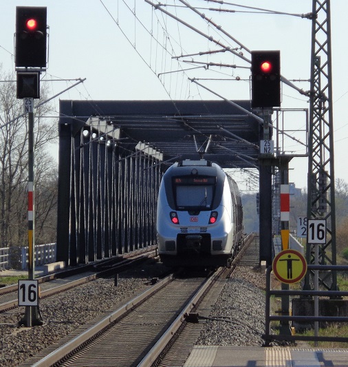 S-Bahn Mitteldeutschland auf ElbebrÃ¼cke RoÃŸlau im April 2023