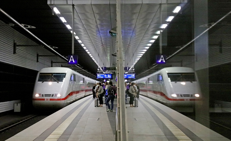 Ein ICE 1 fungiert als Ersatzzug und wird gleich Fahrgäste in Richtung München aufnahmen - fotografiert im Tiefgeschoss des Berliner Hauptbahnhofs, 3.09.2023