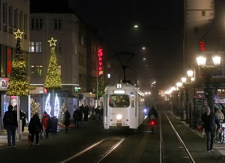 Vorweihnachtlicher Abend mit Duewag-Straßenbahn am 18.12.2023 in der Würzburger Innenstadt