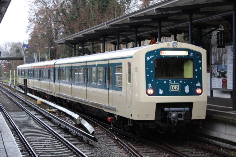 Der "neue" Museumszug der S-Bahn Hamburg GmbH bei seinem ersten Einsatz als Weihnachts-S-Bahn am 07.12.2024 in Blankenese.