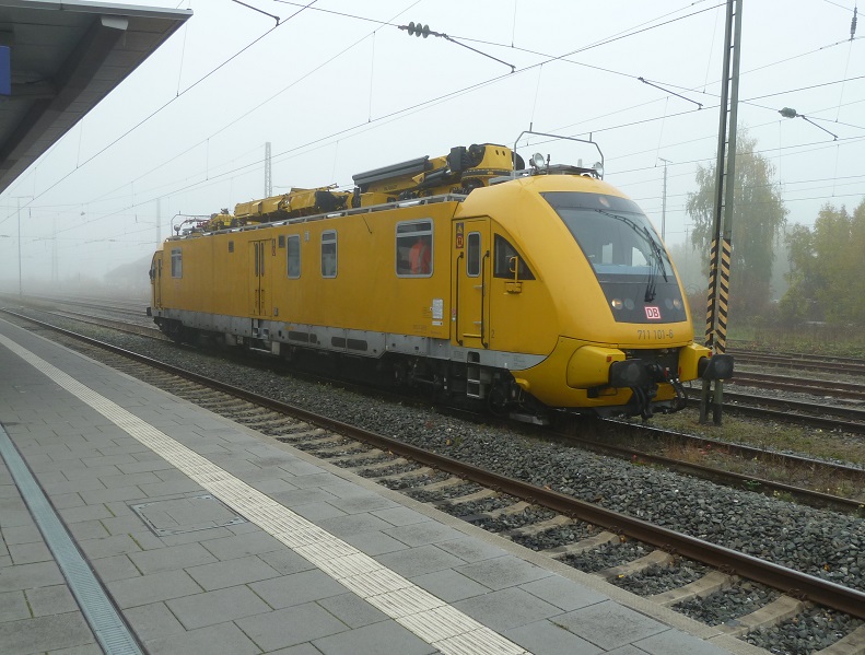 Arbeitszug-Lokomotive im Herbstnebel 2024 in Lauda (Baden-Württemberg)