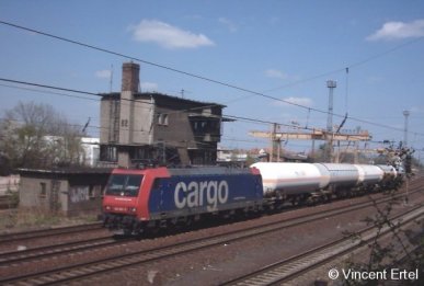 Die SBB-Cargo 482 001-5 hat am 21. April 2005 gerade den Bahnhof Leipzig-Stötteritz passiert, und setzt ihren Weg mit einem kurzen Kesselwagenzug in Richtung Süden fort. 