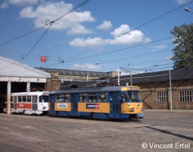 Der Leipziger T4D-M 2157 steht Anfang 2004 an einem Wochenende im Straßenbahnhof Wittenberger Straße abgestellt. Am Wochenende wurden von dort aus nur NGT8 eingesetzt, alle Tatras sind abgestellt.