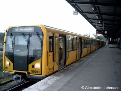 Ein Berliner H-Zug wartet am 2.10.2004 als Linie U5 in Hönow auf seine Abfahrt Ri. Alexanderplatz.